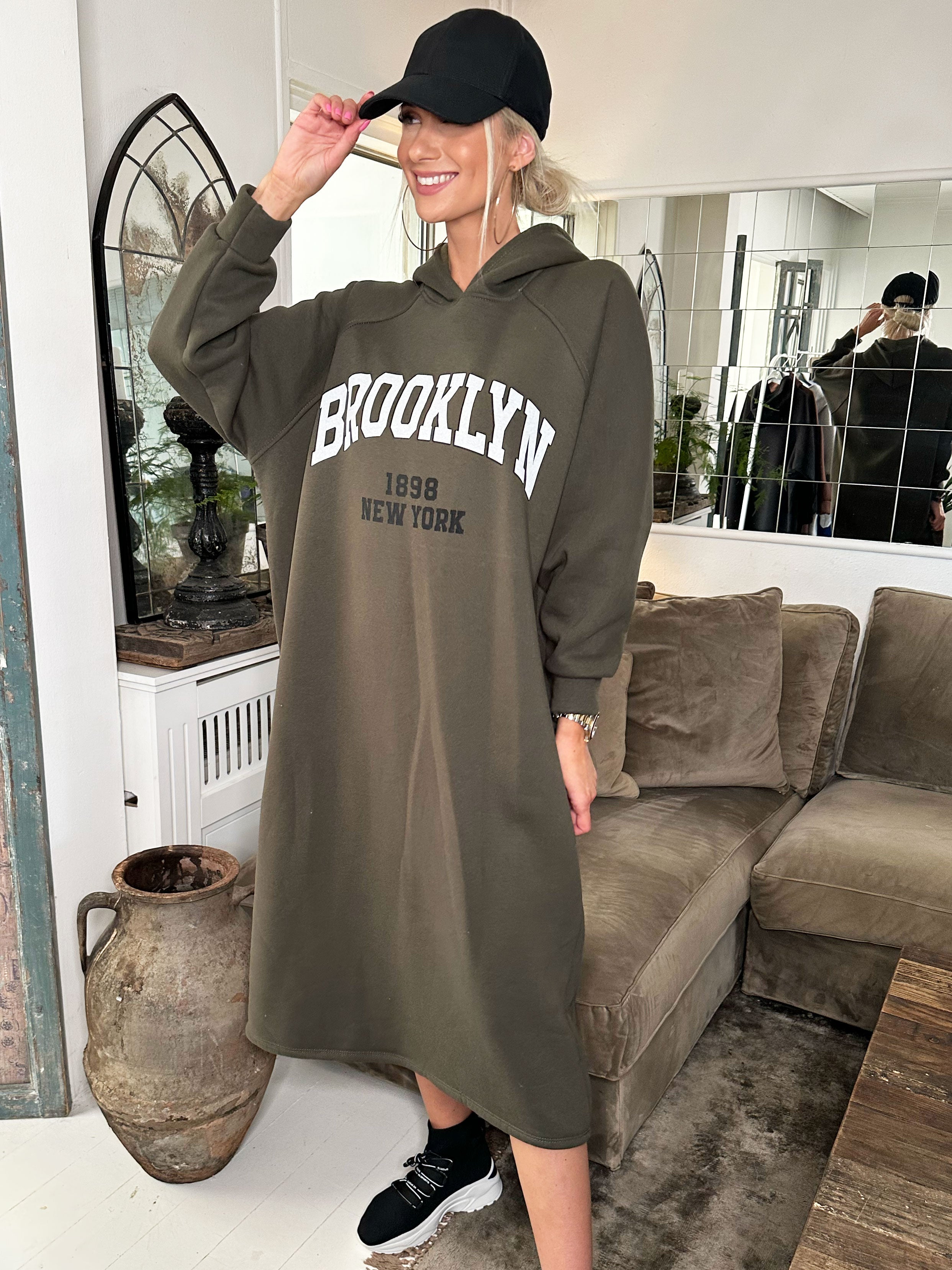 Angela - Lång hoodie-klänning i bomull med tryck på bröstet